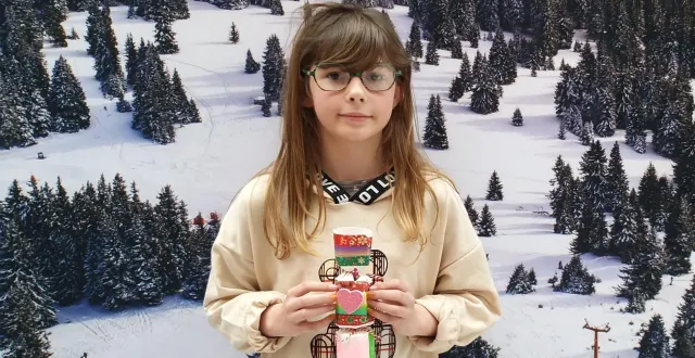 photo  maine street organise des ateliers autour de noël. mercredi, les familles étaient invitées à s’arrêter devant l’entrée de super u au cours duquel les enfants réalisaient leur propre cracker, tradition anglaise. léa (10 ans) et sa tante dominique ont trouvé l’initiative excellente en découvrant d’autres traditions.  &copy;  ouest-france 