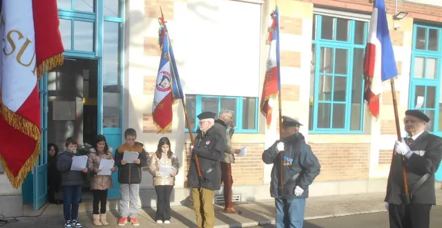 photo  les enfants de l’école communale ont entonné « la marseillaise » et récité des poèmes de paul éluard.  &copy;  ouest-france 