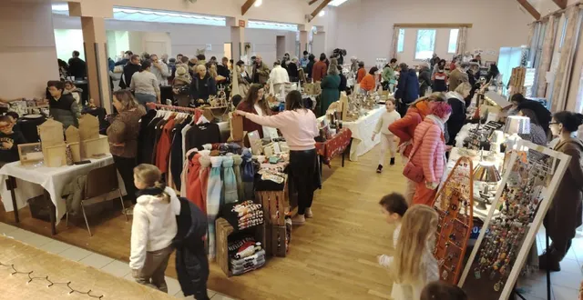 photo  les visiteurs profitent des stands et des ateliers lors du marché de noël de cherré-marigné, dans une ambiance festive et conviviale.  &copy;  co 