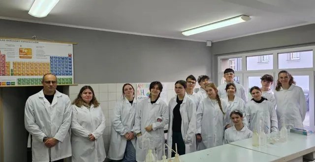 photo  les élèves accompagnés de deux professeurs ont participé à des cours de chimie en langue anglaise pendant leur séjour  &copy;  lycée de perseigne 