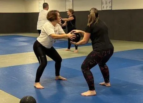 photo  les séances de taïso combinent des exercices en individuel, à deux, avec ou sans accessoires.  &copy;  acl judo 