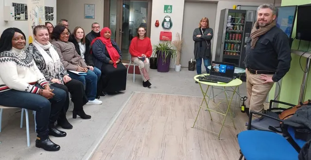 photo  le 8 décembre, la régie de quartier a organisé une action d’information sur la thématique : « l’entrepreneuriat pour les jeunes entre les connaissances académiques et les réalités du marché ». cette matinée a été animée par mohamed adrdour, professeur universitaire en gestion en visite à trélazé. le projet visé était de favoriser l’insertion professionnelle de personnes éloignées de l’emploi, par le biais de cette matinée d’information et d’échanges. ilham bououdi, coordinatrice technique au centre relation clients de la régie de quartier, souhaite multiplier ce type d’action. régie de quartier : 02 41 69 91 04.  &copy;  co 