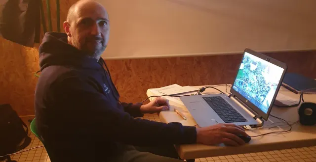 photo  david manceau, référent sécurité, lors de la présentation du déroulement des courses aux signaleurs le jeudi 11 décembre.  &copy;  co 