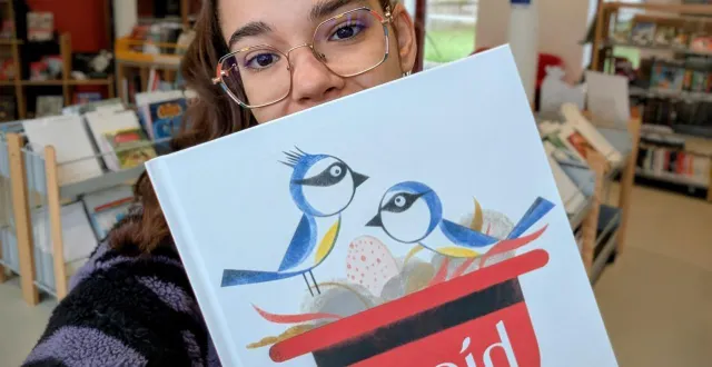 photo  avec l’opération jeune pousse, un album de naissance est offert à tousles enfants nés ou adoptés en maine-et-loire. à retirer en bibliothèque, comme ici à la maison-rouge avec louison bruneau.  &copy;  co. 