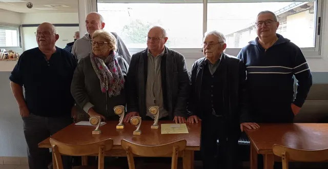 photo  samedi 13 décembre à pellouailles, le challenge de boule de fort a livré son verdict. les gagnants, michel chagneau et michel vouhé, ont remporté la finale contre michel charruau et jacques marteau. de gauche à droite : michel chagneau, michel vouhé, marie-paule pirès, jean-pierre mignot, michel charruau et jacques marteau.  &copy;  co 