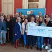 photo  le maire des ponts-de-cé a remis le chèque de la collecte à elisabeth marchand (en blanc). 