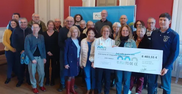 photo  le maire des ponts-de-cé a remis le chèque de la collecte à elisabeth marchand (en blanc).  &copy;  co 