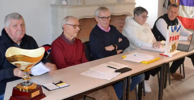 photo  vainqueur du challenge départemental, olivier maridet (à droite) prend la suite de noël bleu au poste de secrétaire.  &copy;  le maine libre 