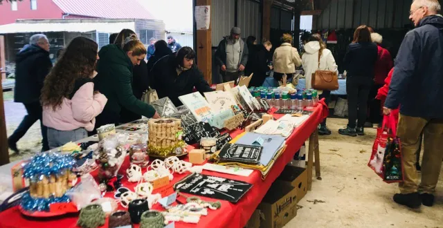 photo  le marché de noël du refuge ldas 72 a attiré beaucoup de monde durant tout le week-end.  &copy;  le maine libre 