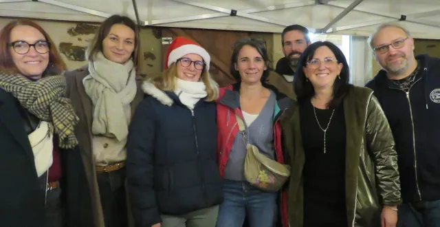 photo  l’équipe de l’association des parents d’élèves d’aigné était présente au marché denoël.  &copy;  le maine libre 