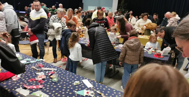 photo  les enfants de maternelle ont guidé leurs parents vers les décorations faites en classe.  &copy;  le maine libre 