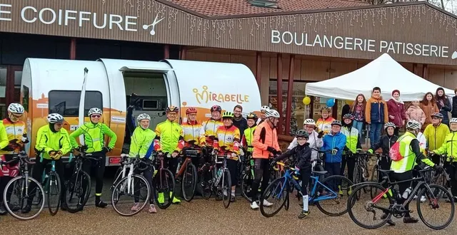 photo  le groupe de cyclistes est venu, avant le départ, rejoindre les enfants du cme, debout sur le muret devant les commerces  &copy;  le maine libre 