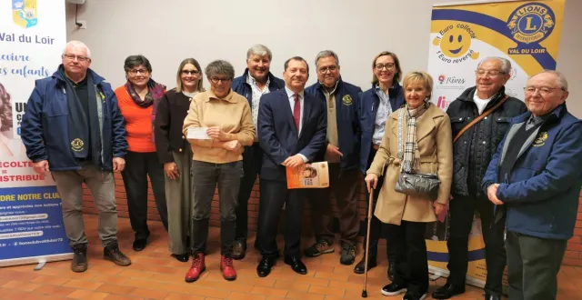 photo  le lions club du val de loir a officialisé un don à deux associations, en présence du maire sébastien gouhier.  &copy;  le maine libre 