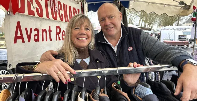 photo  murielle et christophe ory feront leur dernier marché à la flèche le mercredi 21 janvier 2026.  &copy;  le maine libre 