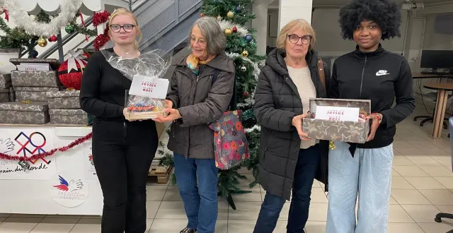 photo  une partie des huit élèves qui ont remis les 25 boîtes de noël à des représentantes du secours populaire de la sarthe.   &copy;  le maine libre 