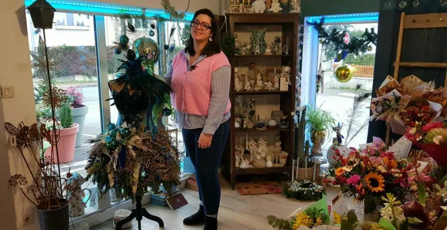 photo  marine geslin, artisan fleuriste passionnée de marguerite et nénuphar, dévoile sa vitrine de noël sélectionnée au concours.  &copy;  le maine libre 