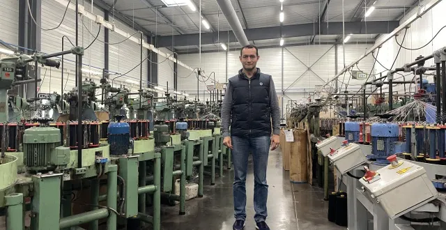 photo  depuis 2010, à andrezé (beaupréau-en-mauges), olivier verrièle est à la tête d’une société choletaise de fabrication dont la cinquantaine de salariés fait tourner quelque 2 000 machines, pour moitié datant du xixe siècle.  &copy;  ouest-france 