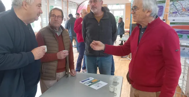 photo  bernard hauville (à droite), l’un des fondateurs de la sas le loir énergies renouvelables, renseigne des visiteurs.  &copy;  le maine libre 