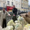 photo  julien hiance (à gauche) chargé de communication, et régis eudes, animateur du sitcom, devant des sacs de tri et des cartons triés par des commerçants de la place henri iv à argentan. 