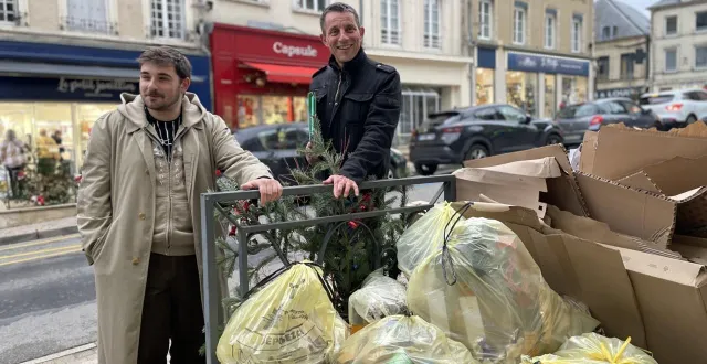 photo  julien hiance (à gauche) chargé de communication, et régis eudes, animateur du sitcom, devant des sacs de tri et des cartons triés par des commerçants de la place henri iv à argentan.  &copy;  ouest-france 