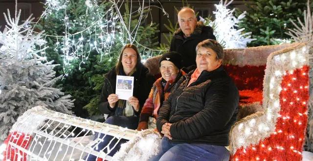 photo  avec un bulletin en main, virginie andry, entourée de l’équipe de la commission, invite petits et grands à explorer le centre-ville au fil d’un parcours ludique.   &copy;  le maine libre 