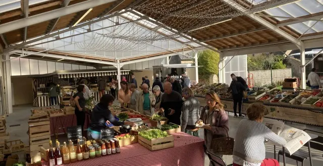 photo  la mairie de solesmes n’avait pas imposé de droit de place pour le marché du mercredi à l’espace du rôle. ce sera différent à partir du 1er janvier 2026.  &copy;  bien vivre à solesmes 