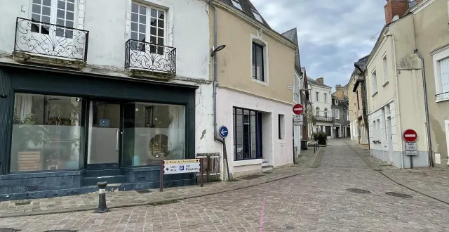 photo  dans un centre ancien au périmètre étendu, façades et devantures pourront bénéficier d’aides revues à la hausse, en 2026.  &copy;  le maine libre 