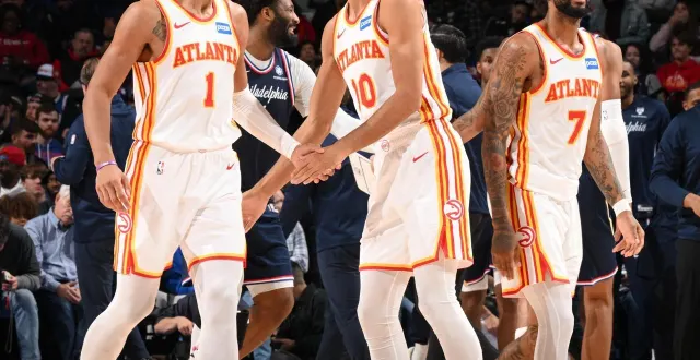 photo  zaccharie risacher (au centre) loue les qualités du leader d’atlanta en ce début de saison, jalen johnson (numéro 1).  &copy;  getty images via afp 