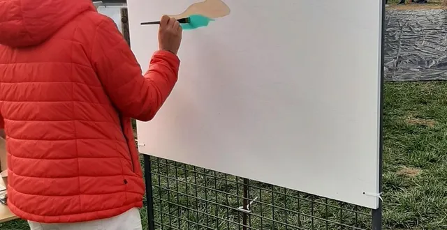 photo  tiphanie fievet, ici dans la réalisation de son tableau, le jour du concours, en septembre 2025 à la fête de l’aubance, avait obtenu le prix créastore. elle sera présente, dimanche 21 décembre 2025, au salon de noël.  &copy;  archives ouest-france 