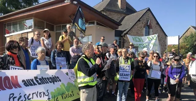 photo  les opposants à la construction de l’entrepôt à trangé, en juin 2023.  &copy;  archives ouest-france 