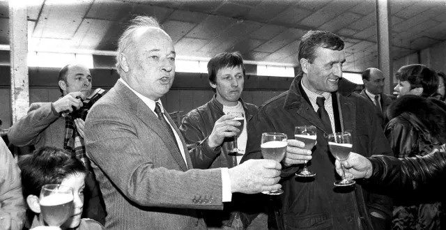 photo  hubert bassot, à gauche, a reçu les hommages de françois léotard (à droite) ancien ministre de la défense, et philippe seguin, alors président de l’assemblée nationale, au moment de son décès.  &copy;  archives 