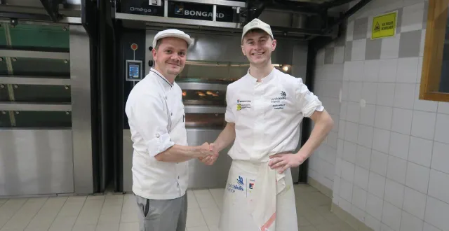 photo  antoine nivault et son professeur adrien bazoge (à gauche)  &copy;  ouest-france 
