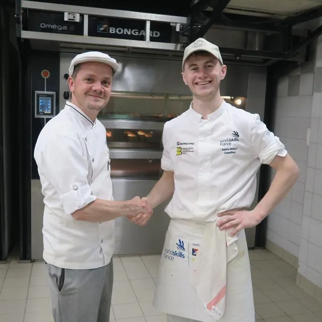 photo antoine nivault et son professeur adrien bazoge (à gauche)  ©  ouest-france