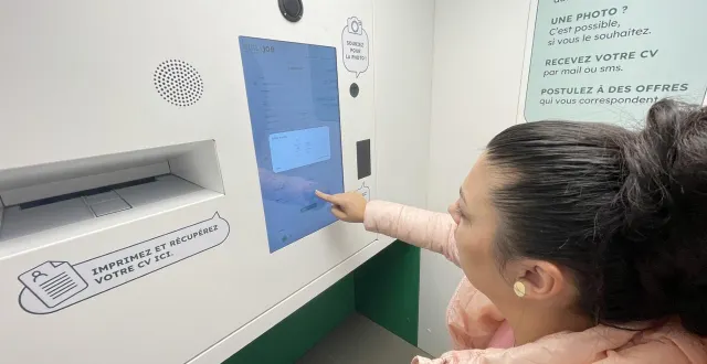 photo  florentina, en recherche d’emploi dans le secrétariat, a pu réaliser son cv en 10 minutes grâce à cette cabine.  &copy;  co – lucas jariais 