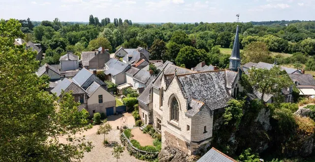 photo  l’église notre-dame de béhuard a été agrandie au xve siècle sur le rocher de l’île, sous l’impulsion de louis xi.  &copy;  franck dubray / archives ouest france 