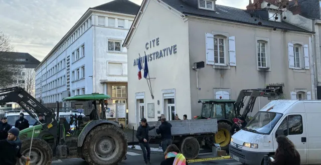photo  des agriculteurs lors d’une manifestation à angers (maine-et-loire), le mardi 16 décembre 2025.  &copy;  ouest-france 