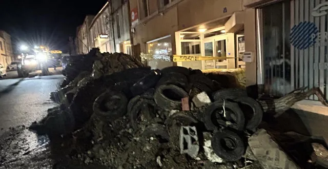 photo  des pneus, des bâches et divers déchets agricoles ont été déversés dans l’espace public à bressuire, lundi soir, par les membres de la coordination rurale.  &copy;  co - fabien gouault 