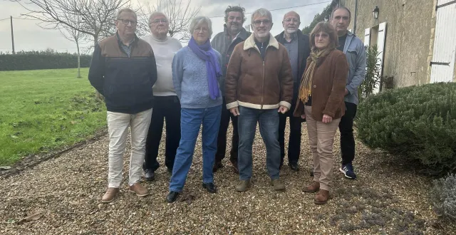 photo  durtal, le 12 décembre 2025. huit des membres de la liste la voix de durtal avec de gauche à droite : philippe rioux, jean-pierre réminiac, domitille de malartic, amaury de rougé, eric guerrin, jean-luc souchard, corinne bobet et denis landfried.  &copy;  co - christophe ricci 