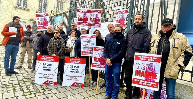 photo  les pros du bâtiment ont sorti les pancartes devant la préfecture pour manifester leur mécontentement.  &copy;  ouest-france 