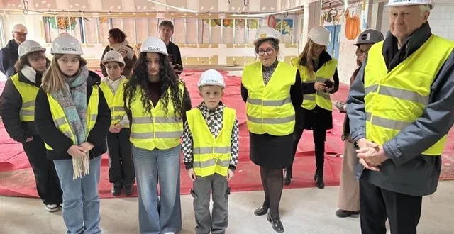 photo  plusieurs élèves du collège du petit-versailles, à la flèche (sarthe), ont pu participer à la visite de chantier des travaux de rénovation et de restructuration de leur établissement. ici, aux côtés de la principale, sophie audouin, et du président du conseil départemental, dominique le mèner.  &copy;  ouest-france 
