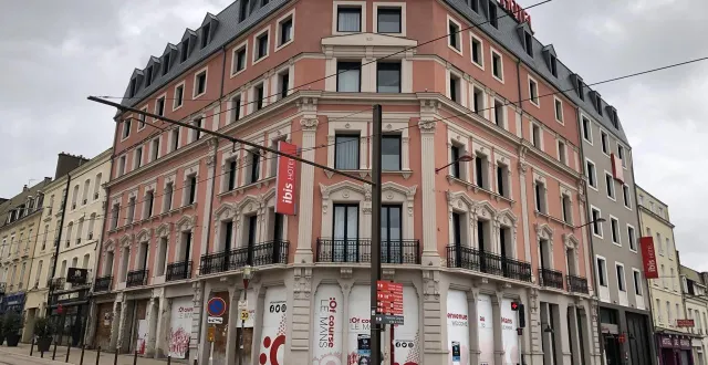 photo  le bas de l’hôtel ibis sera occupé par une pizzeria en 2026, en face de la gare du mans.  &copy;  ouest-france 