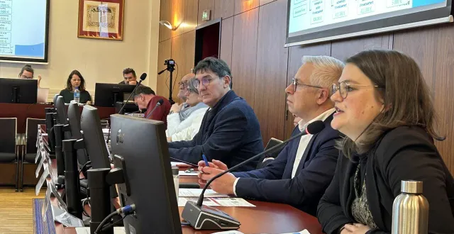 photo  les ponts-de-cé, mairie, mardi 16 décembre 2025. emilie boyer, adjointe aux finances, a présenté le budget auquel ses collègues étaient appelés à voter.  &copy;  co – fabienne supiot 