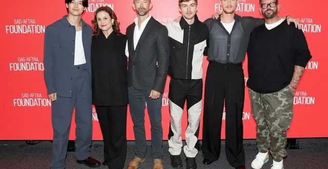 photo  liam oh, jennifer cecil, andy parker, miles heizer, max parker et damian holbrook assistent à la projection et à la discussion de « boots » organisées par la fondation sag-aftra au robin williams center le 6 octobre 2025 à new york.  &copy;  dominik bindl / getty images via afp 