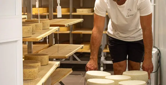 photo  flavien rigot fabrique ses tommes de chèvres à la ferme de maugis.  &copy;  pauline legrand 