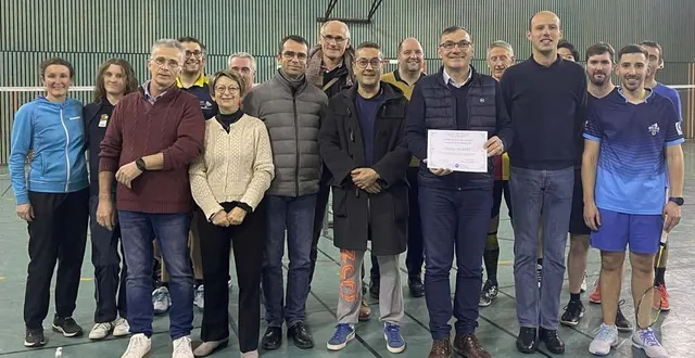 photo  au premier rang, (de gauche à droite) françois olivier, secouriste, david chrétien, rescapé, le maire, hervé roncière, le président du club, charles hubert.  &copy;  ouest-france. 