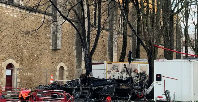 photo  la caravane qui servait de vestiaire aux ouvriers avait été complètement détruite.  &copy;  ouest-france 