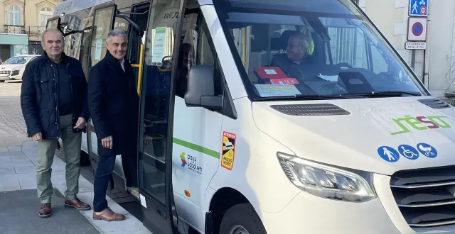 photo  jean-louis lemaître, élu en charge des mobilités et daniel chevalier, président du pays sabolien, devant le nouveau bus reliant la gare aux entreprises.  &copy;  le maine libre 