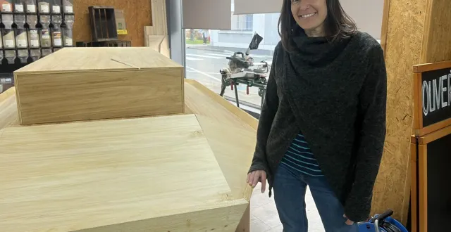 photo  deux jours avant la réouverture, linda rotureau peaufinait encore les derniers travaux dans la boutique tendance bio.  &copy;  co 