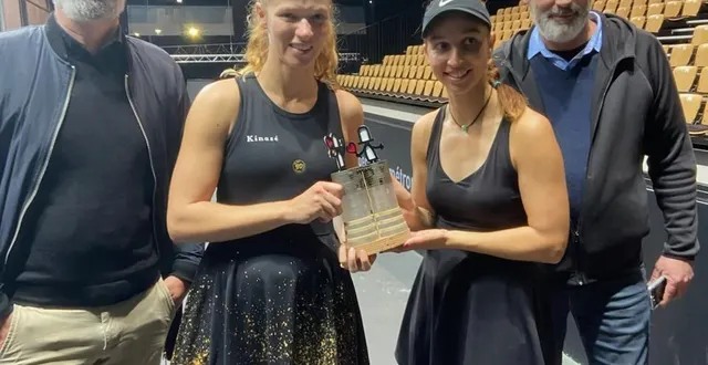 photo  les deux professeurs bertrand gallou et geoffroy blain, avec les deux finalistes victorieuses tamara korpatsch et jessica ponchet, ravies de partir chacune avec la réplique lumineuse du trophée.  &copy;  erea les terres rouges 