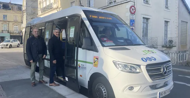 photo  daniel chevalier, le président du pays sabolien, accompagné par jean-louis lemaître, montent dans la toute nouvelle navette gare – entreprises qui entrera en service dès le jeudi 18 décembre 2025.  &copy;  ouest-france 